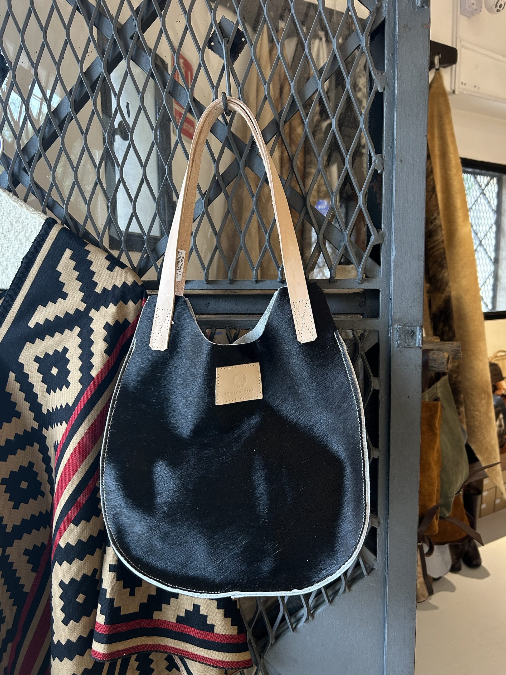 Cartera chinita pelo vaca negro